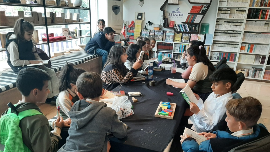 OKUSAM Projesi kapsamında ögrenci ve öğretmenlerimizle Kitap Kafe'de okuma etkinliği gerçekleştirildi.